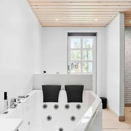 Lovely Black-painted With Jacuzzi And Sauna * Rødby